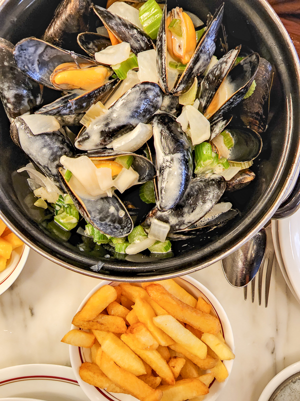 eating mussels in Brussels